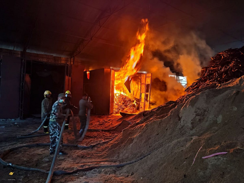 प्लाई उद्योगमा आगलागी हुँदा ७० लाख बराबरको क्षति