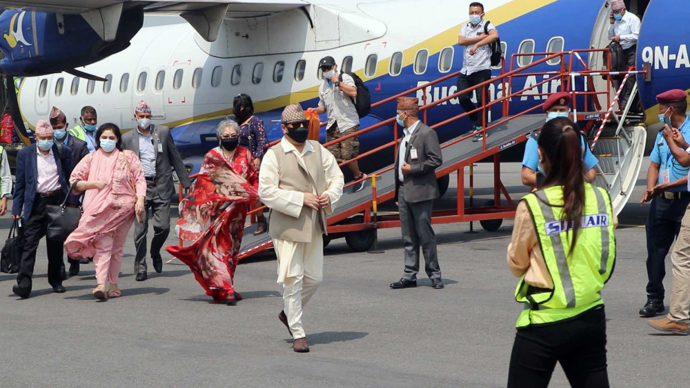 पूर्व राजा ज्ञानेन्द्र परिवारसहित झापामा