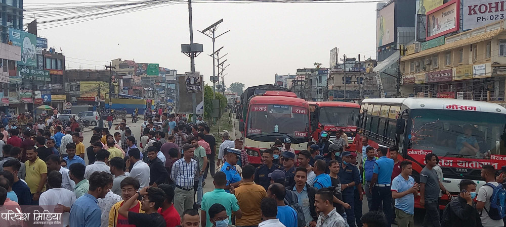 कपडा पसलमा शिलबन्दी गरेको विरोधमा व्यवसायीद्वारा मुक्ति चोकमा अवरोध