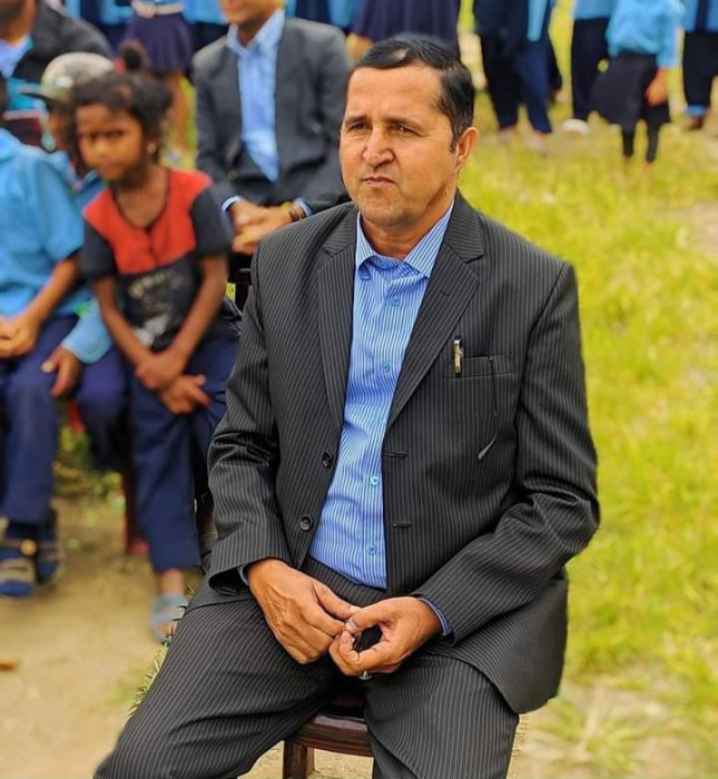 शिक्षकको पोशाकको रंग परिवर्तन