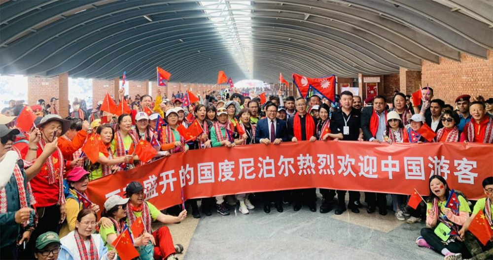 चिनियाँ पर्यटकलाई मन्त्री किराँतीद्वारा विमानस्थलमा स्वागत