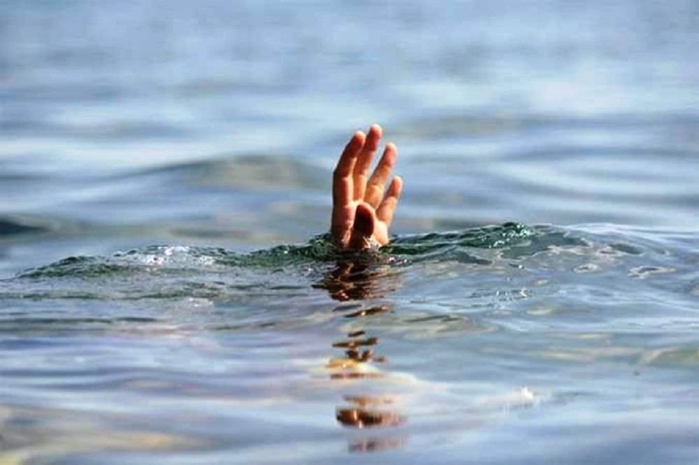 तमोर नदीले बगाउँदा दुई जना मजदुर बेपत्ता