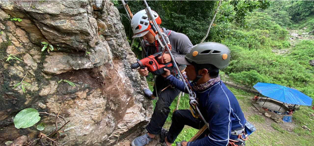 इलामको महाभीरमा रक क्लाइम्बिङको रुट तयार