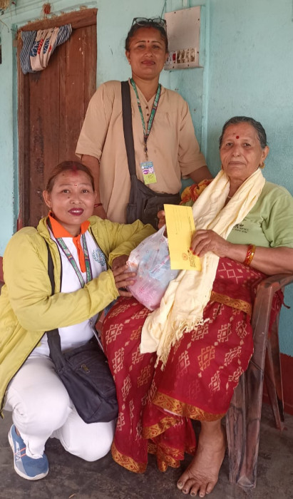 जेष्ठ सदस्यको घरमा भत्ता र कोसेली पुर्‍याउँदै  धौलागिरी पारिजात सहकारी