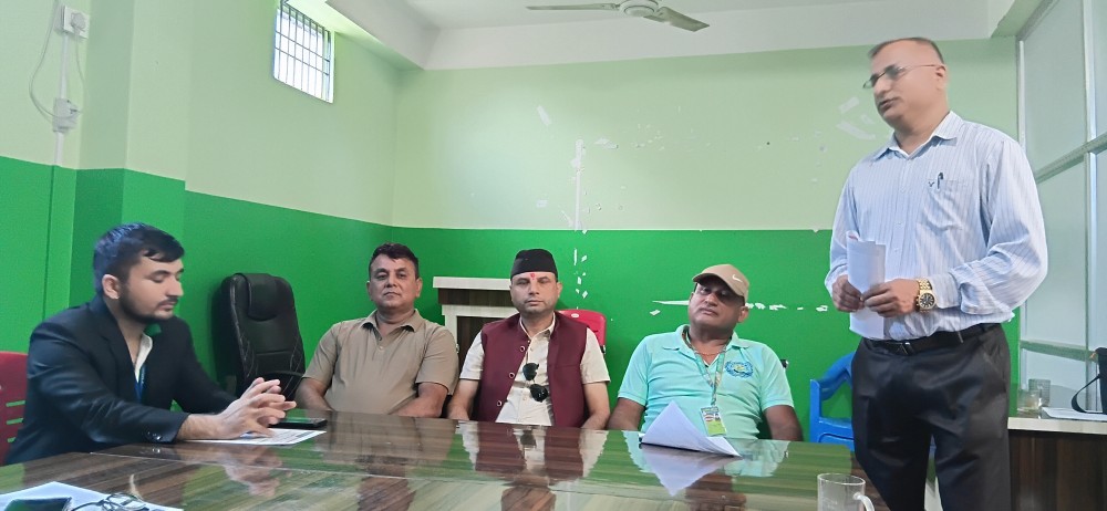 सहकारीको कर्मचारीलाई ऋण सदस्यले कत्ति हान्छु भनेपछि....