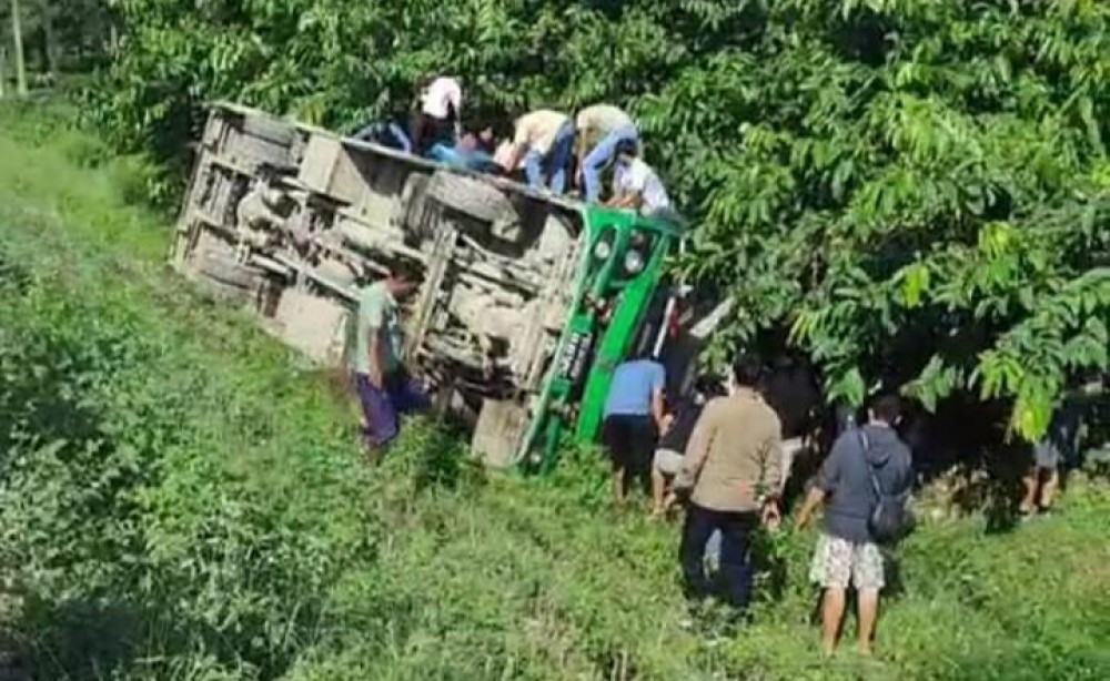 बिर्तामोडमा बस दुर्घटना, मृतक संख्या २ पुग्यो*