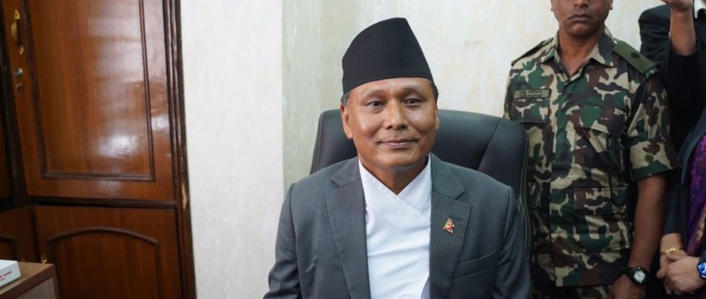 ऊर्जामन्त्री कुलमान घिसिङले राजीनामा दिँदै