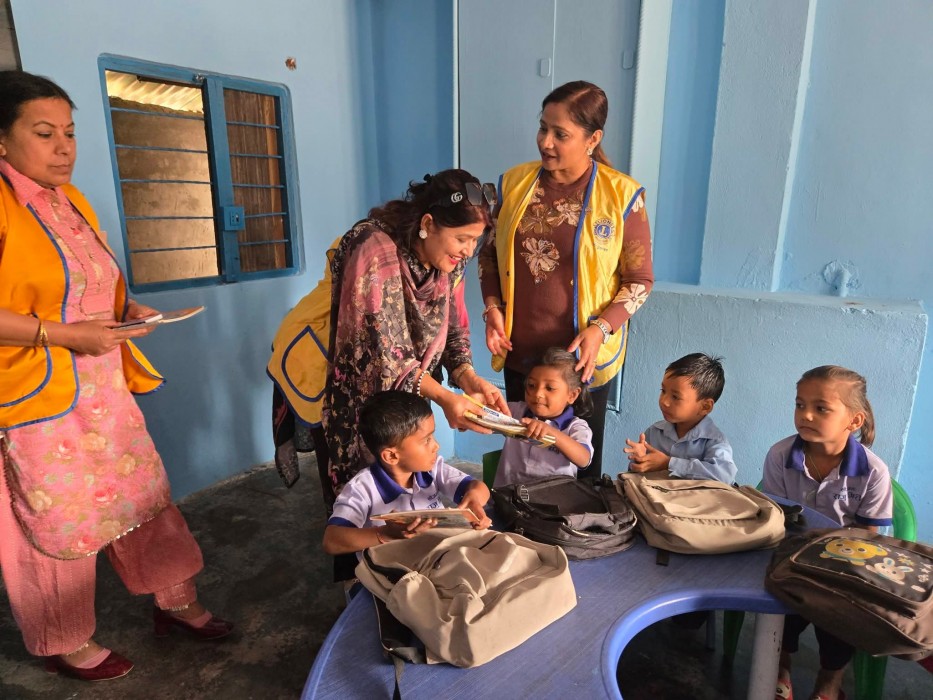 लायन्स क्लब अफ बिर्तामोड स्मार्ट लेडीद्वारा विद्यालय भवनमा रंग रोगन