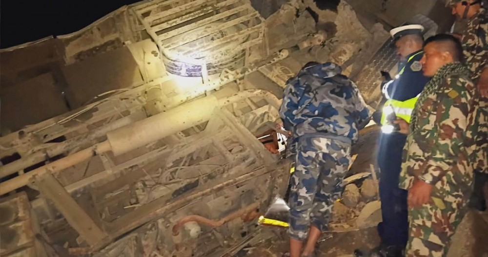 त्रिशूलीमा बस खस्दा १७ जनाको मृत्यु, २८ जना घाइते