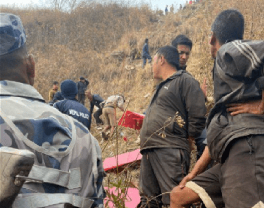 निर्वाचन कर्मचारी बोकेको गाडी दुर्घटना, एक जनाको मृत्यु