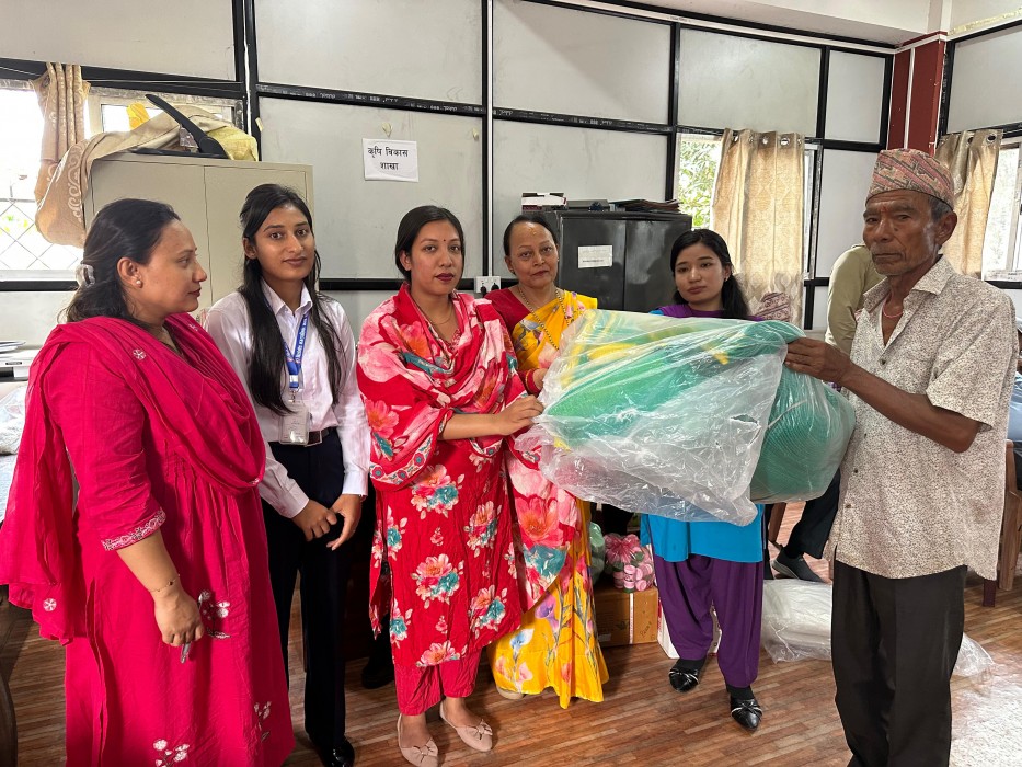 बिर्तामोडले दियो कृषकलाई कृषि सामाग्री