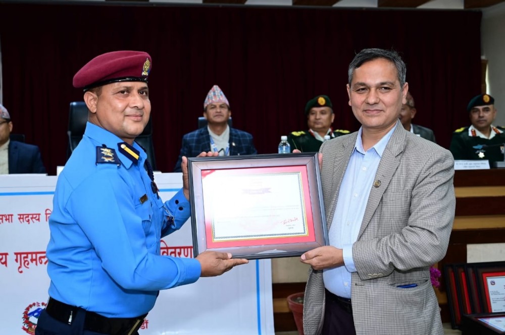 निर्वाचन सम्पन्न गराउन भूमिका खेलेको भन्दै एसपी केसी सम्मानित