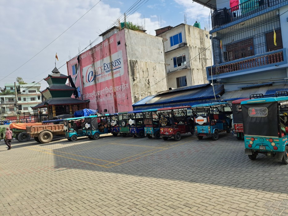बिर्तामोडमा एकै दिन ५५ वटा तीन पाङ्ग्रे सवारी कारबाहीमा