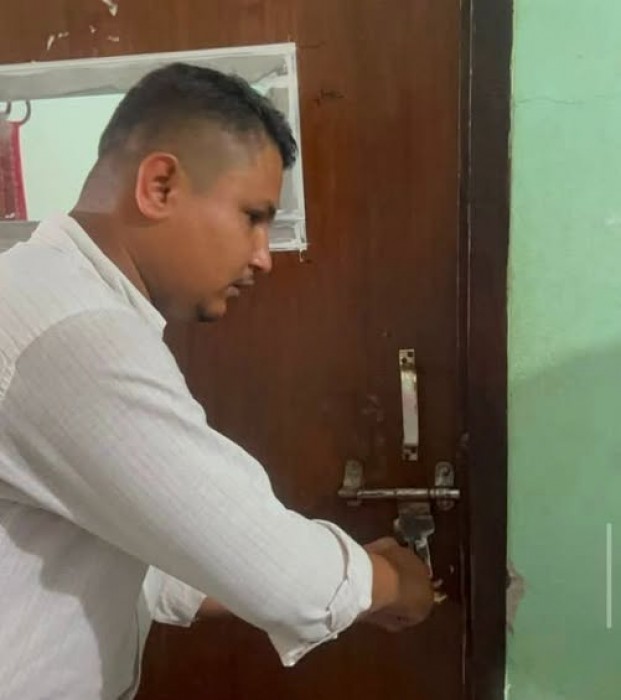 विद्यार्थीले लगाए क्याम्पसमा ताला
