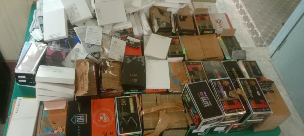 मध्यरातमा भन्सार छलीका लाखौंका सामान बरामद