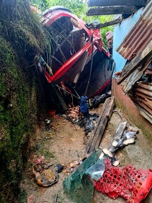 इलाममा अटो पल्टिएर आगलागी हुँदा ५ जना घाइते