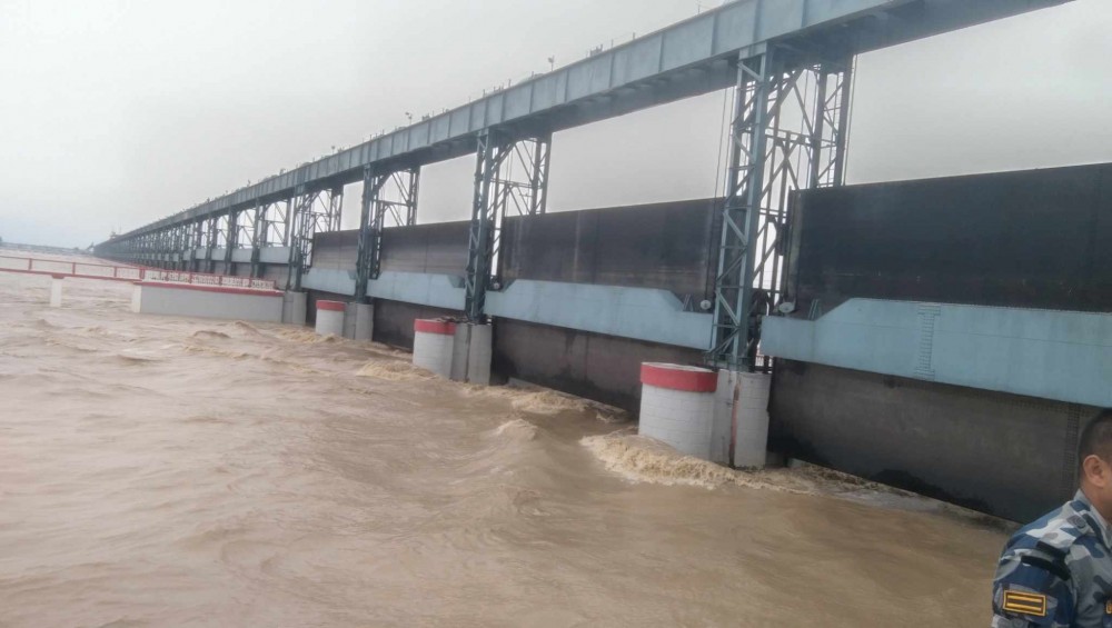 अविरल वर्षासँगै कोशीको बहाव बढ्यो, ३३ वटा ढोका खोलिए